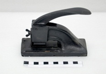 Penindik Kertas Undi (1955)