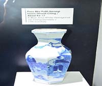 Pasu Biru Putih Bersegi Enam Dinasti Ching, Abad ke-17